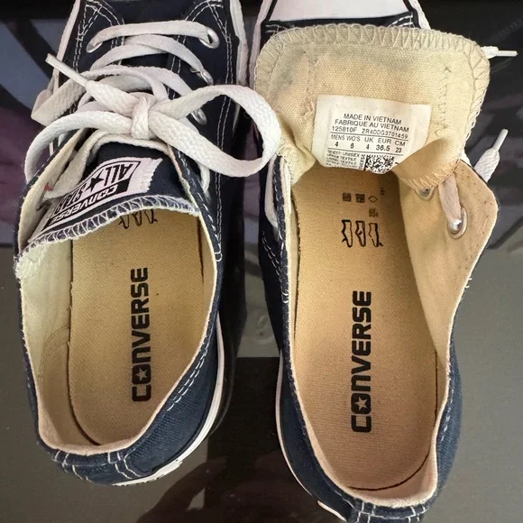 Navy Blue Converse Women’s sz 6 - Picture 3 of 5